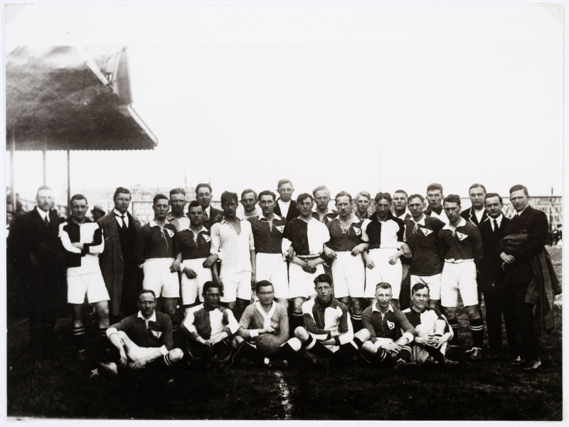 Elftal van Z.F.C. dat in 1925 streed om de winst van het toernooi om het zilveren voetbaldoel.