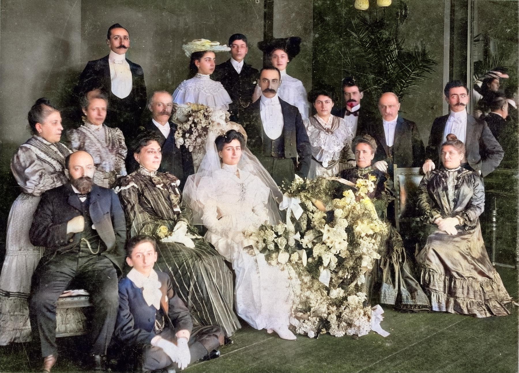 Familiefoto van Salomon Izak Vet met zijn zussen Schoontje Vet en Grietje Vet, zijn echtgenote Judith van Thijn en hun kinderen met  aanhang.
De foto is genomen in 1897 tijdens het huwelijk van zijn zoon Mozes.