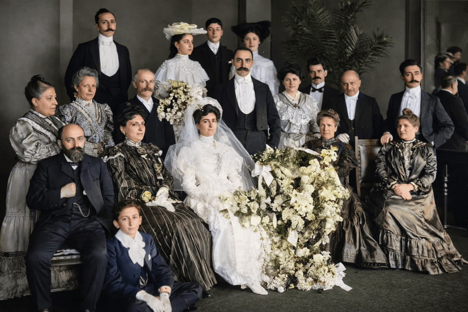 Ingekleurde familiefoto van de familie Vet bij het huwelijk van Mozes Vet in 1897